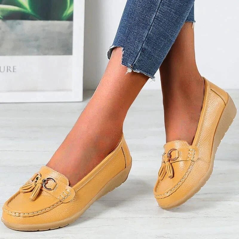 Mocassin Confort en Cuir à Pompon et Boucle Dorée pour Femme