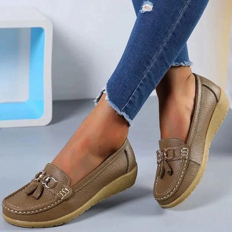 Mocassin Confort en Cuir à Pompon et Boucle Dorée pour Femme