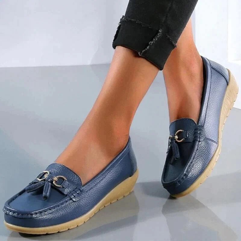 Mocassin Confort en Cuir à Pompon et Boucle Dorée pour Femme