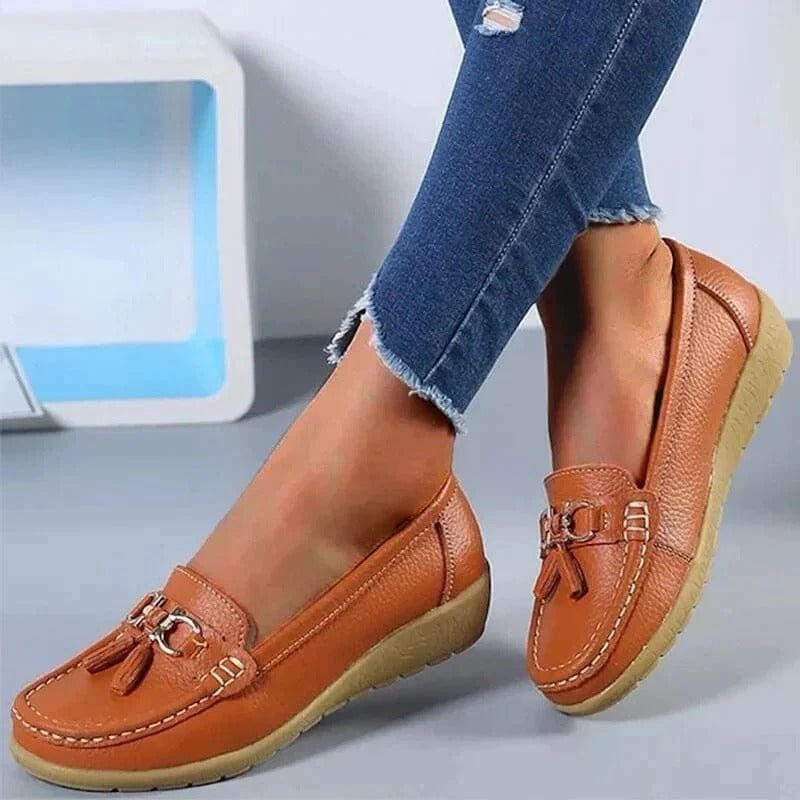 Mocassin Confort en Cuir à Pompon et Boucle Dorée pour Femme
