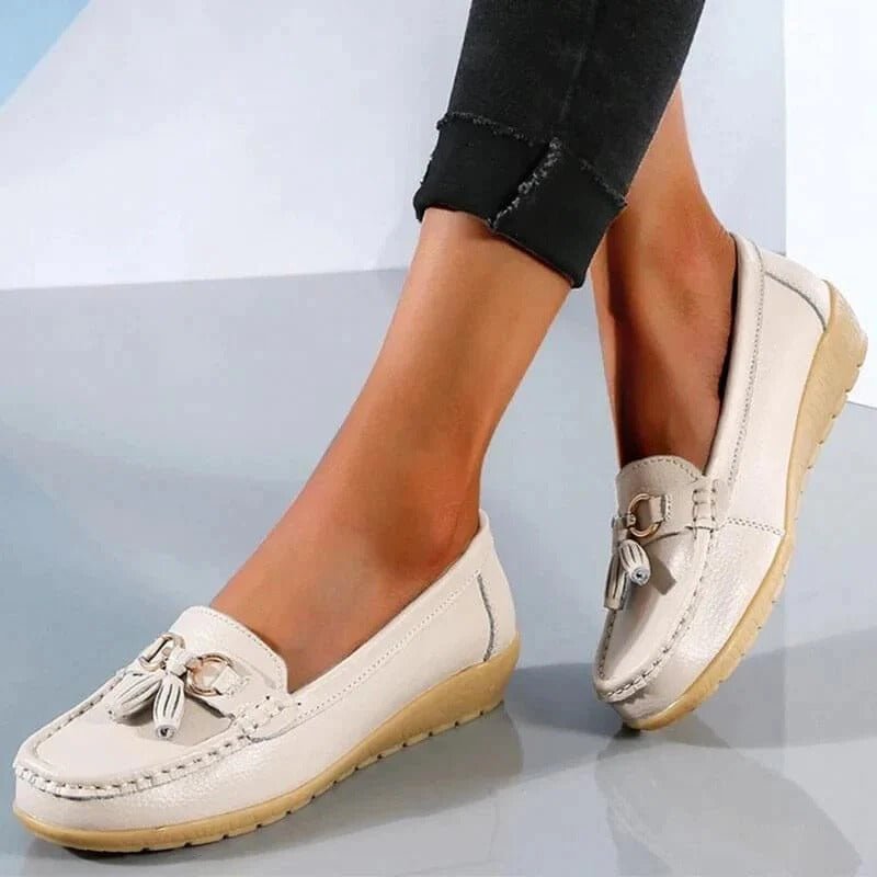 Mocassin Confort en Cuir à Pompon et Boucle Dorée pour Femme