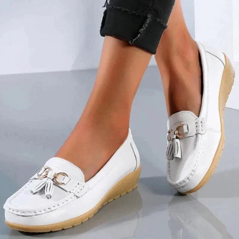 Mocassin Confort en Cuir à Pompon et Boucle Dorée pour Femme