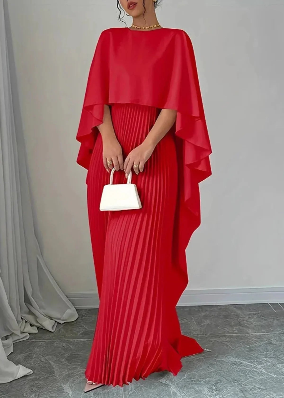 Robe Maxi avec Cape Plissée pour Femme - Emilia Lane